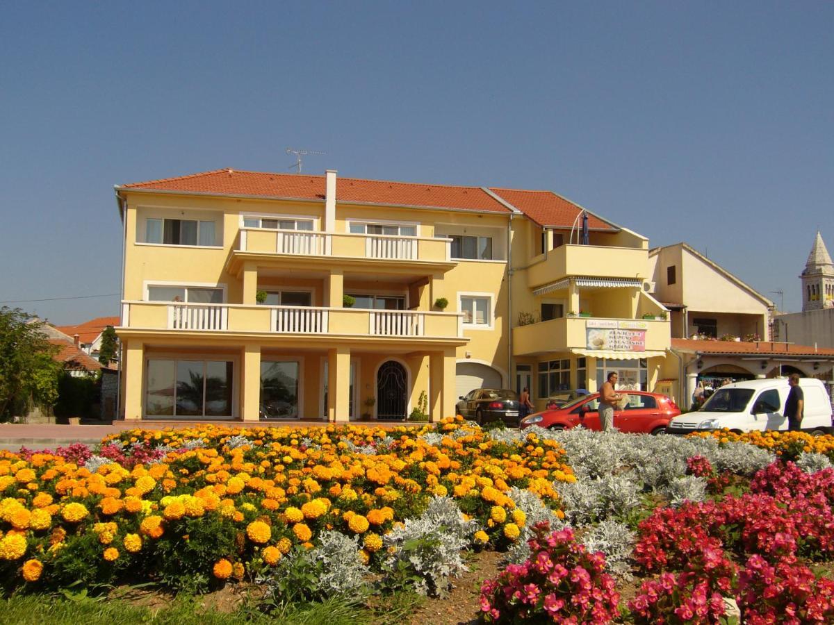 פאקוסטאן Buco Seafront Apartments & Fastfood מראה חיצוני תמונה